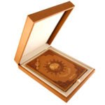 ⁦مصحف التجويد - غلاف جلد مذهب ضمن علبة جلد فاخرة - مع تفسير الكلمات، قياس 25×35سم⁩ - الصورة ⁦3⁩